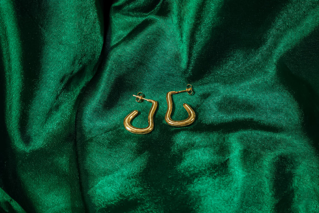 Golden Cruvy Drop Earhoop
