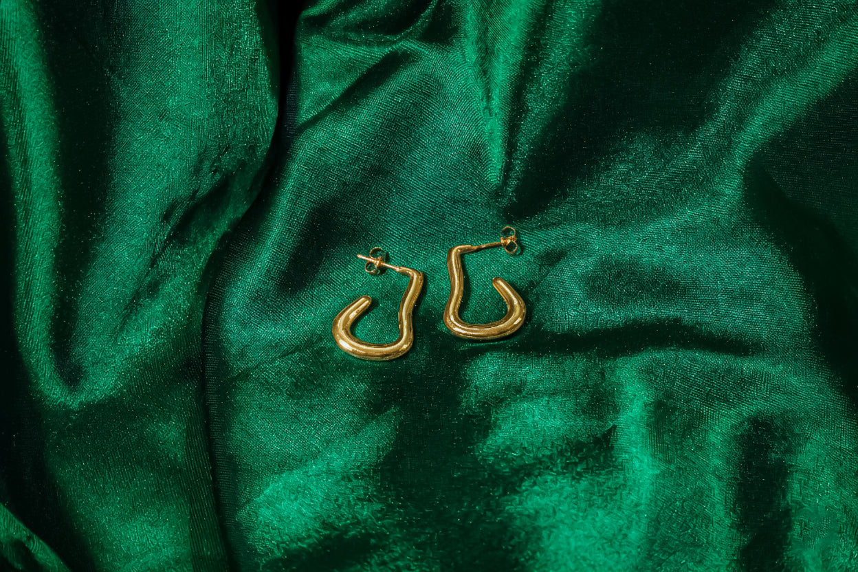 Golden Cruvy Drop Earhoop