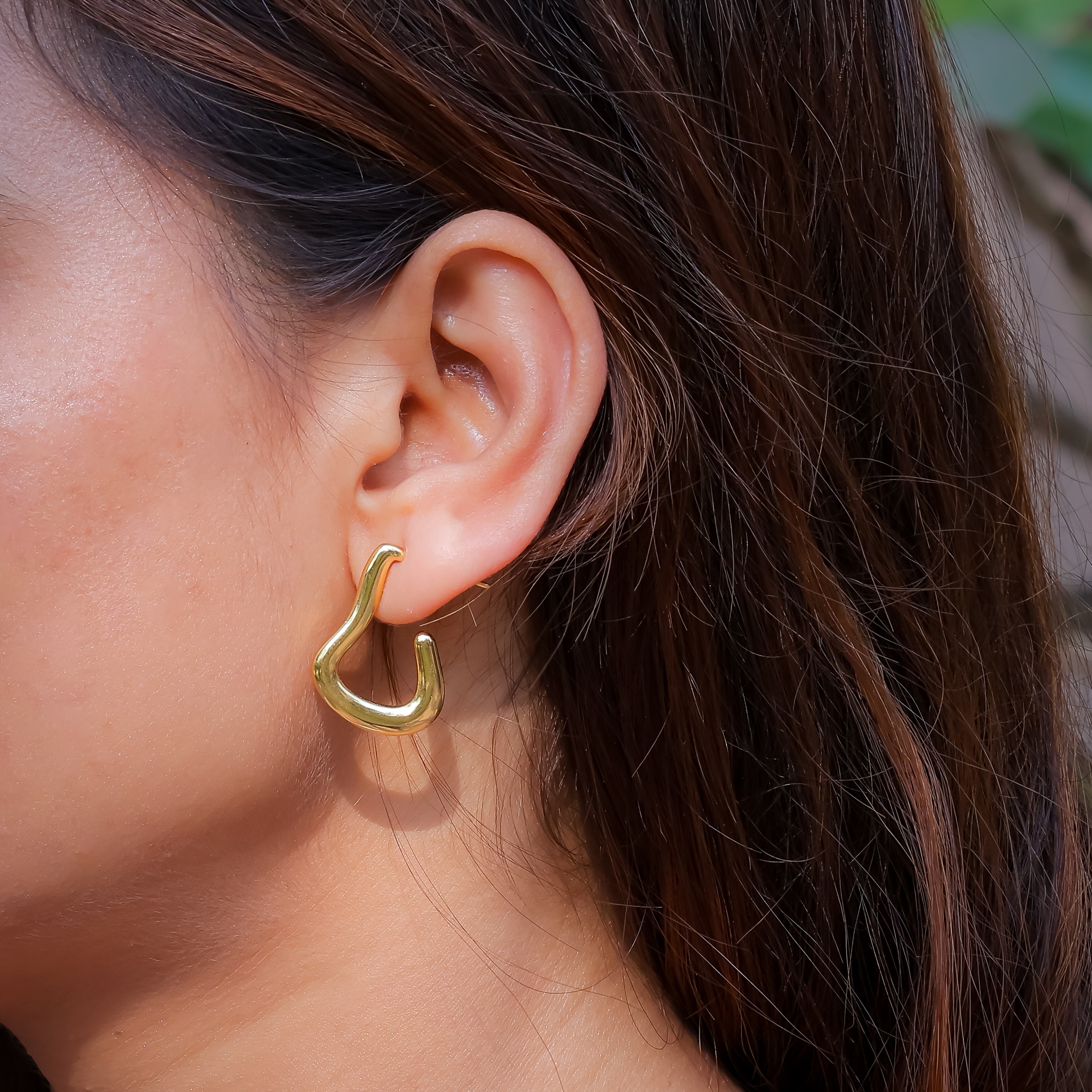 Golden Cruvy Drop Earhoop