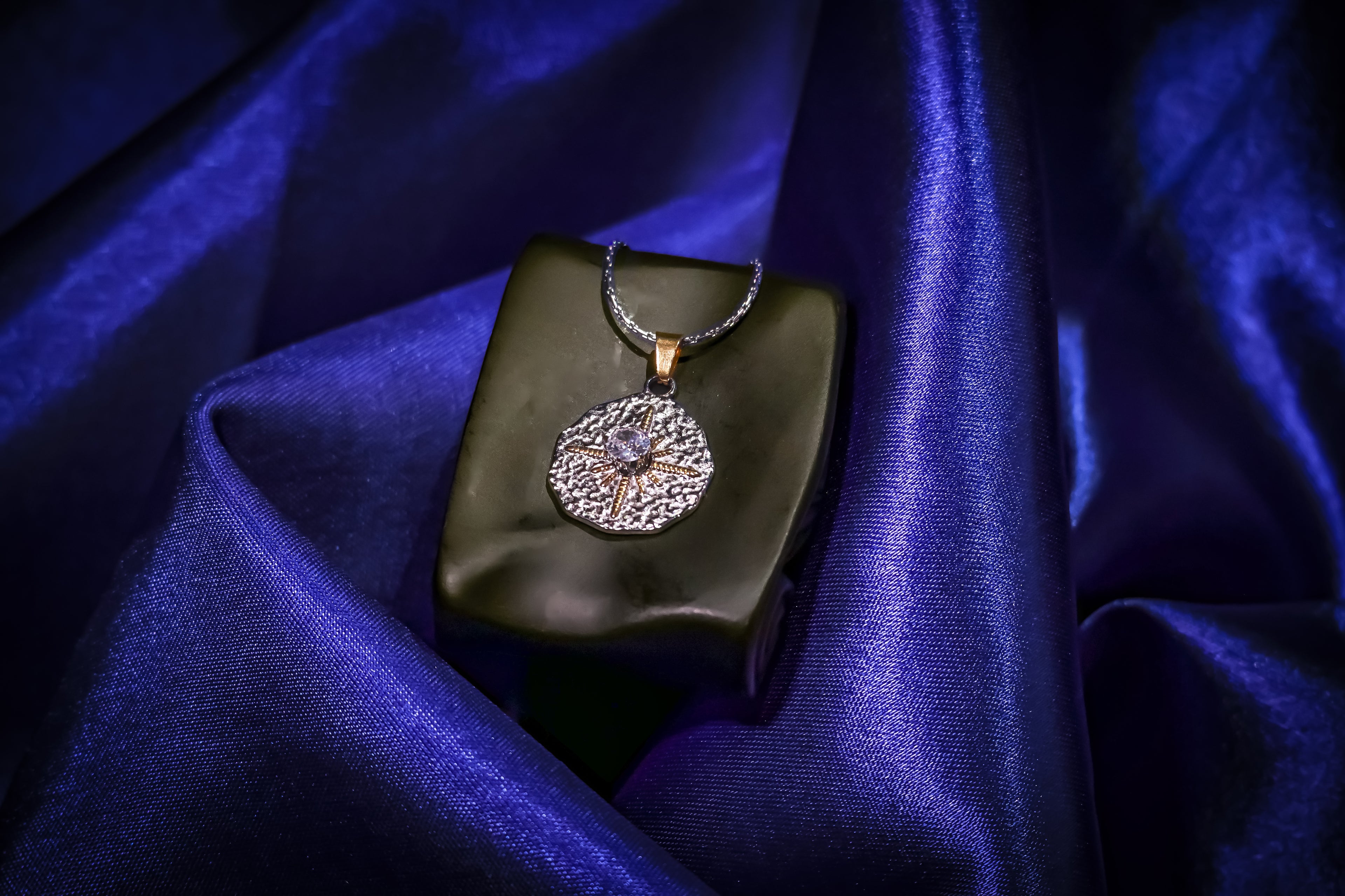 Dualtone Sparkle Diamond Pendant Necklace