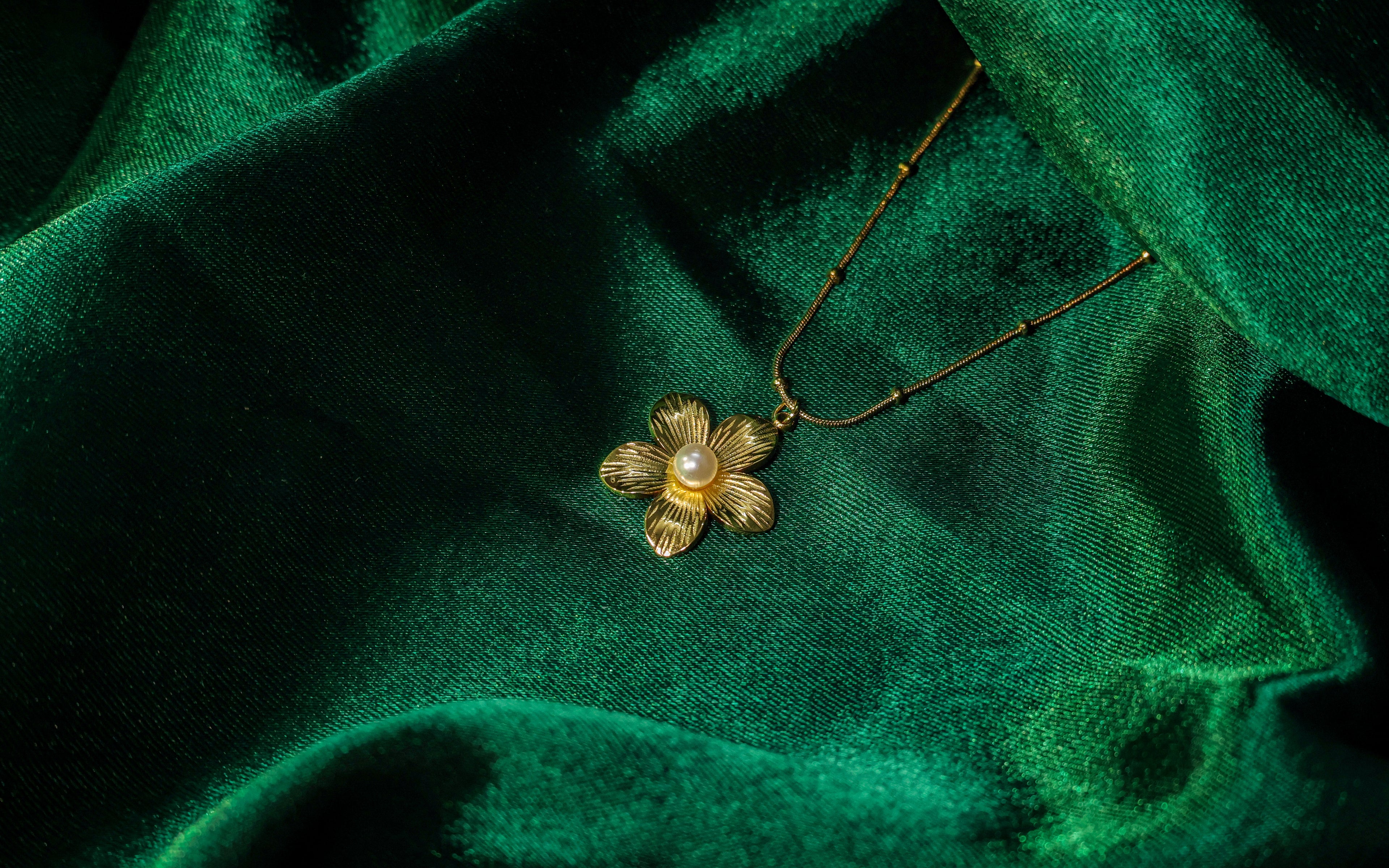 Golden Floral Pearl Pendant Necklace