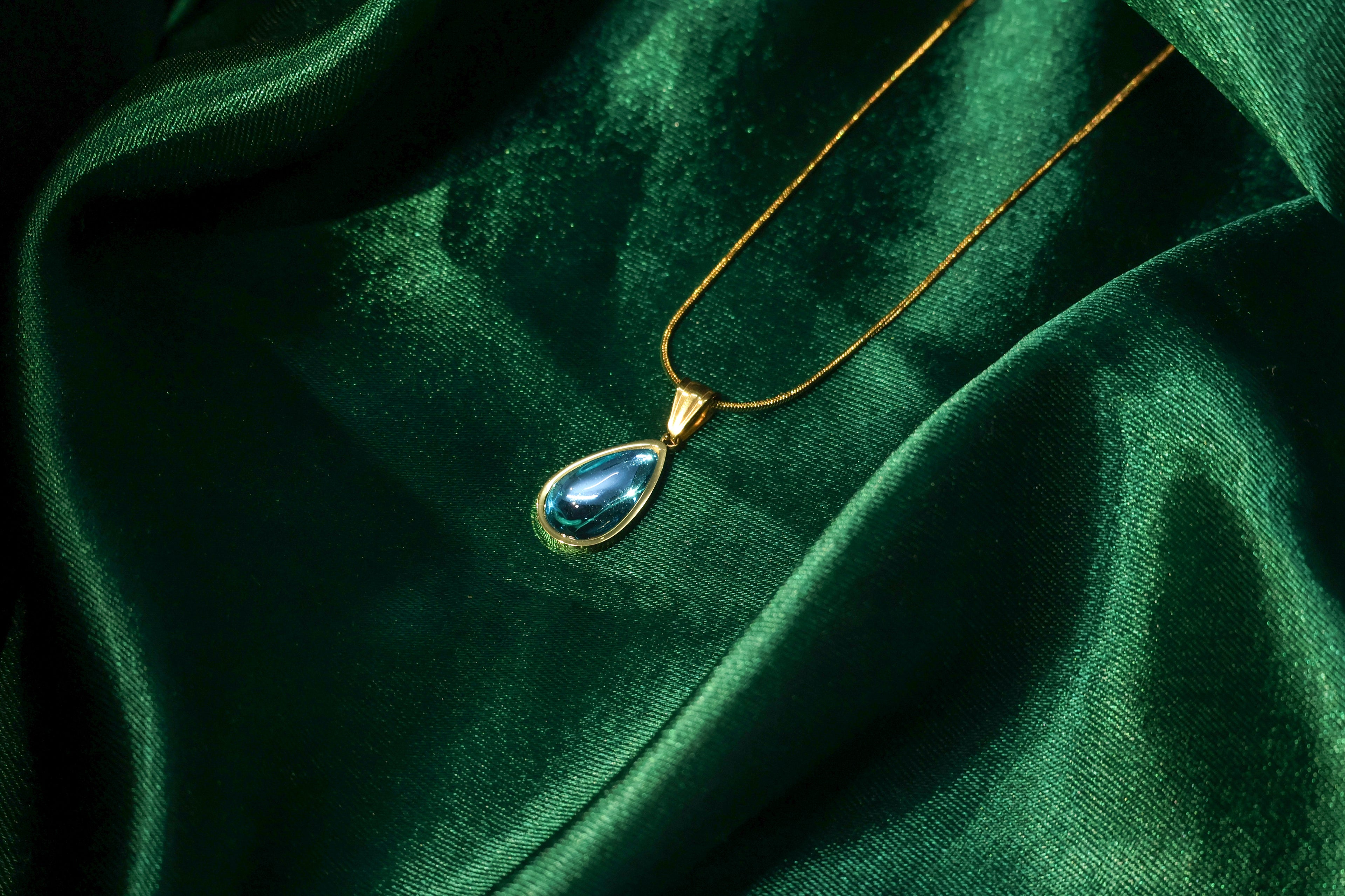 Glass Waterdrop Pendant Necklace