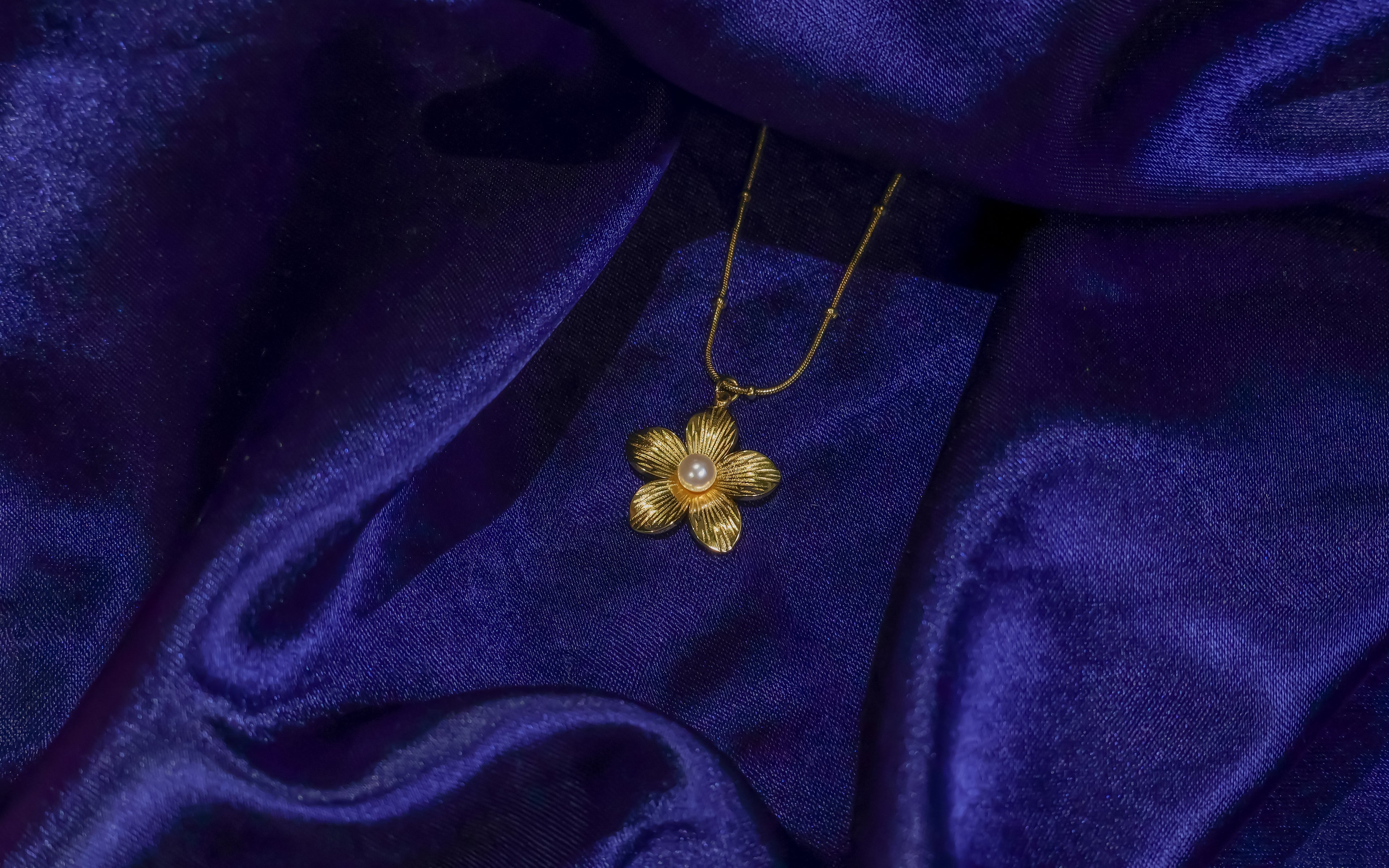 Golden Floral Pearl Pendant Necklace