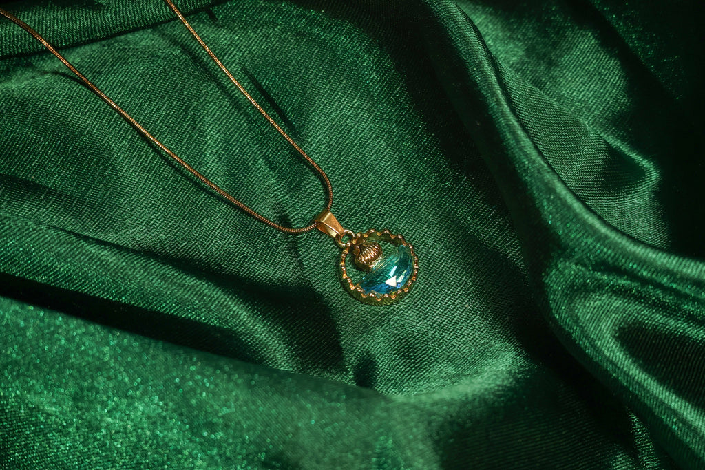 Beachy Sea Shell Pendant Necklace