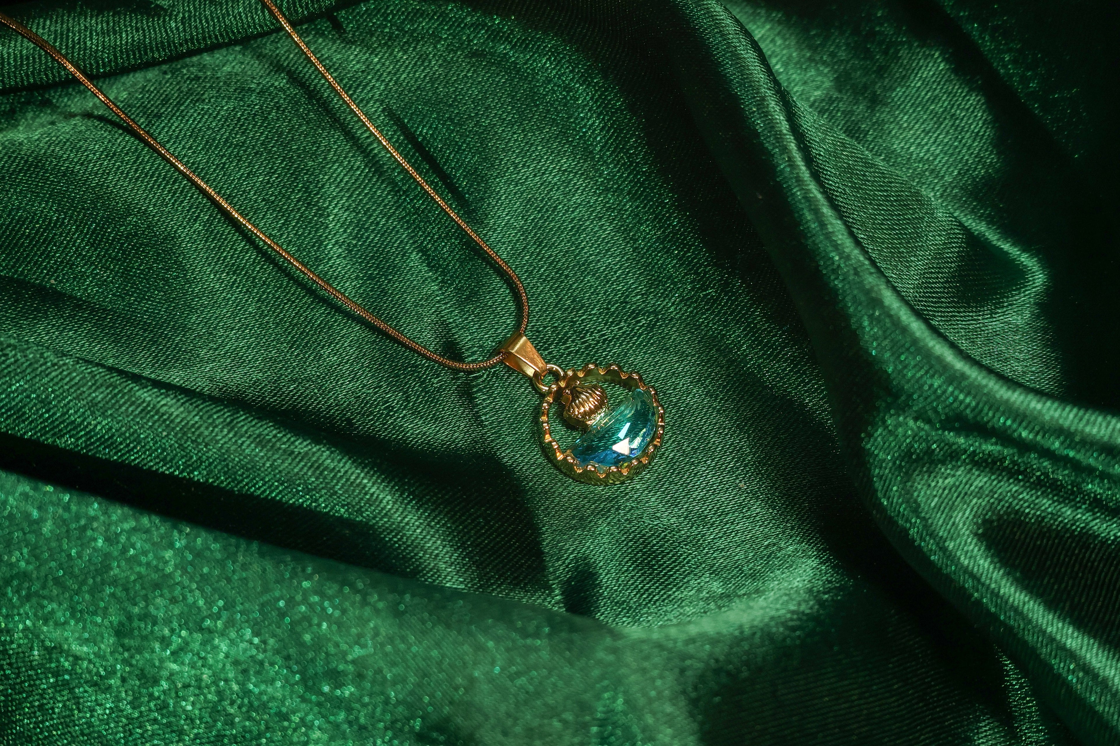 Beachy Sea Shell Pendant Necklace