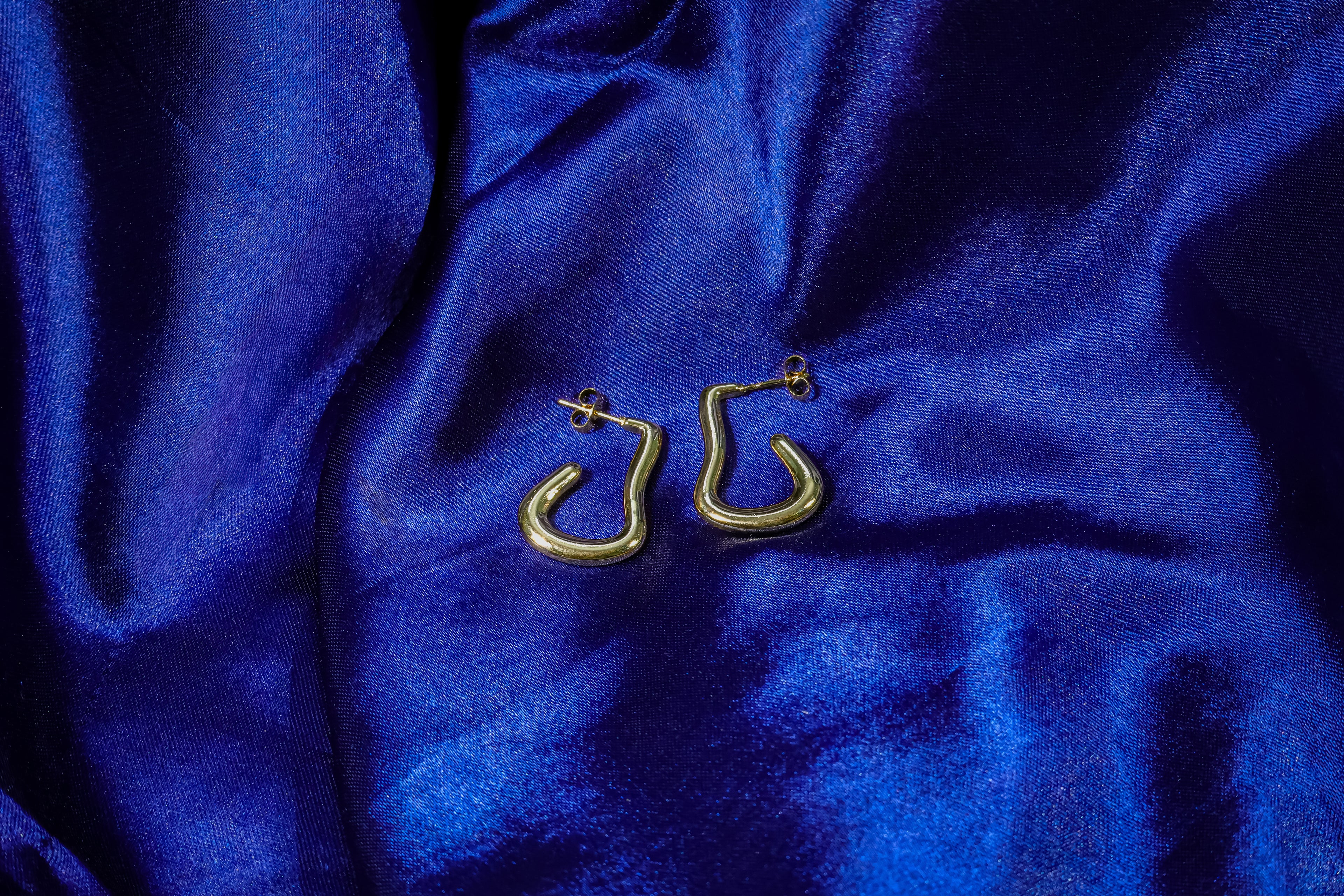 Golden Cruvy Drop Earhoop